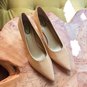 Trotters Nude Patent Leather Kitten Heels Narrow